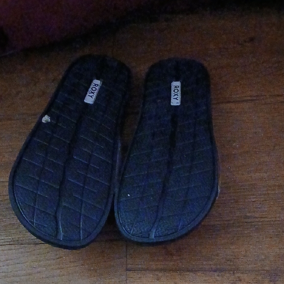 Roxy Metallic Silver and Black Slides - Picture 2 of 3